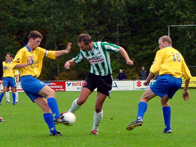 Wiljan Kattenberg aan de bal, tussen twee spelers van Nunspeet (Foto Helmich Lubberts)